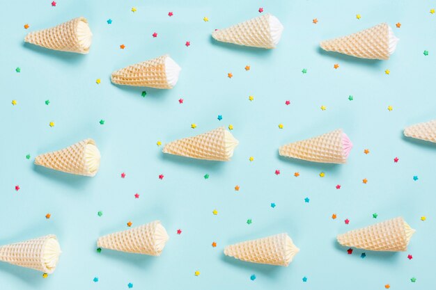 Una vista aérea de conos de galleta con aalaw y rociada sobre fondo azul