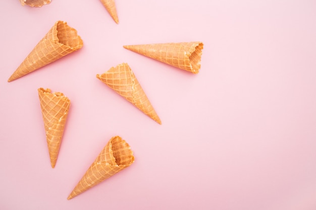 Vista aérea de conos de waffle de helado en un fondo rosa