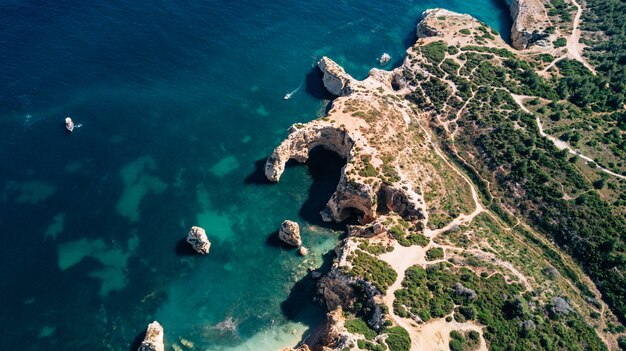 Vista aérea de la costa del Algarve.