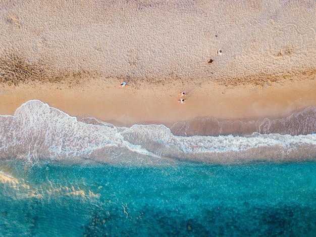 Foto gratuita vista aérea de la costa arenosa del mar turquesa