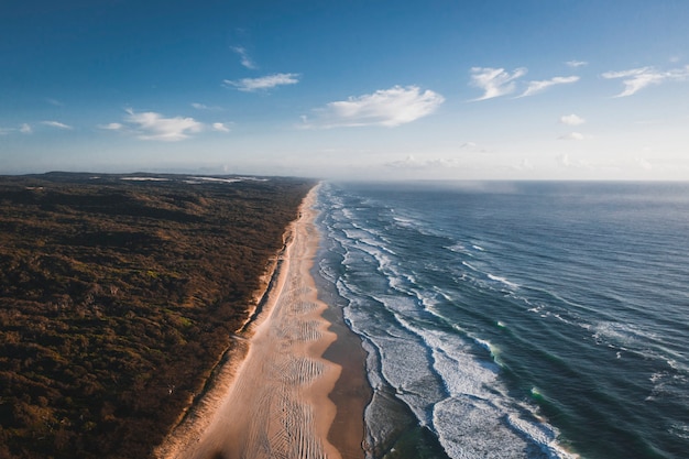 Vista aérea de una costa bajo un cielo azul