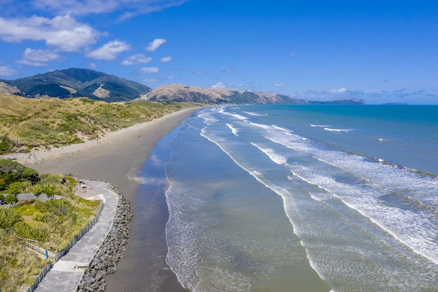 Vista aérea de la costa de Kapiti, cerca de las ciudades de Raumati y Paekakariki en Nueva Zelanda