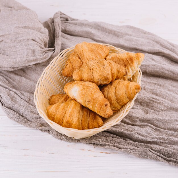 Una vista aérea de croissants horneados en la canasta de mimbre