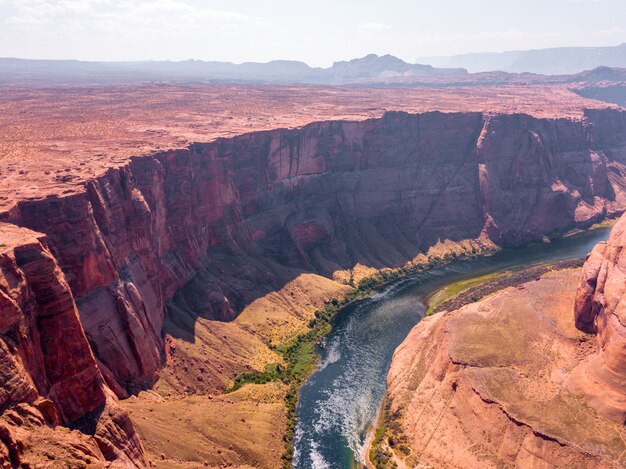 Vista aérea de la curva de herradura en el río Colorado, cerca de la ciudad de Arizona, EE.