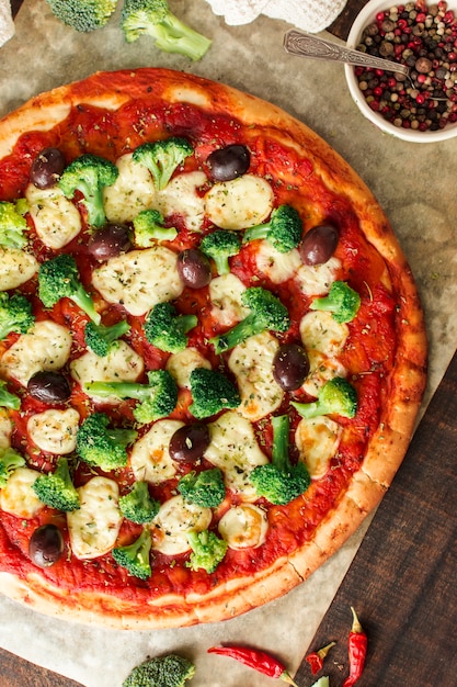 Una vista aérea de deliciosa pizza italiana fresca