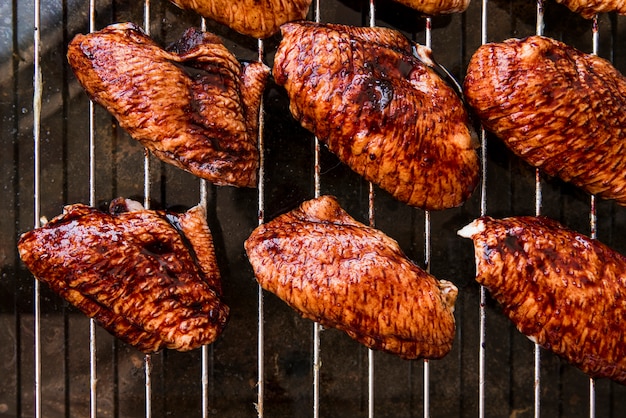 Una vista aérea de deliciosas piezas de carne de pollo en una parrilla de metal