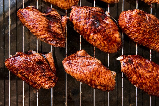 Una vista aérea de deliciosas piezas de carne de pollo en una parrilla de metal