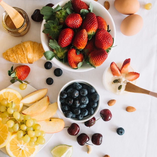 Vista aérea del desayuno fresco con frutas y huevo.