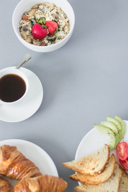 Foto gratuita vista aérea de desayuno saludable con café