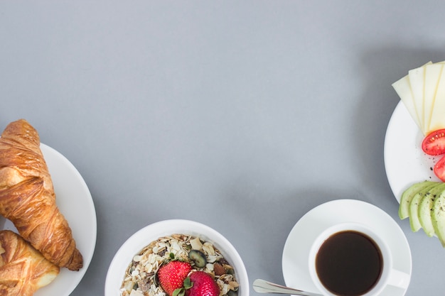 Foto gratuita vista aérea de desayuno saludable con café