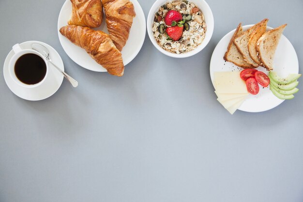 Vista aérea de desayuno saludable con café