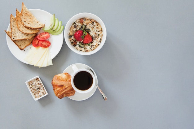 Vista aérea de desayuno saludable con café