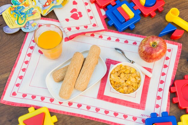 Vista aérea de desayuno saludable en mantel sobre la mesa de madera