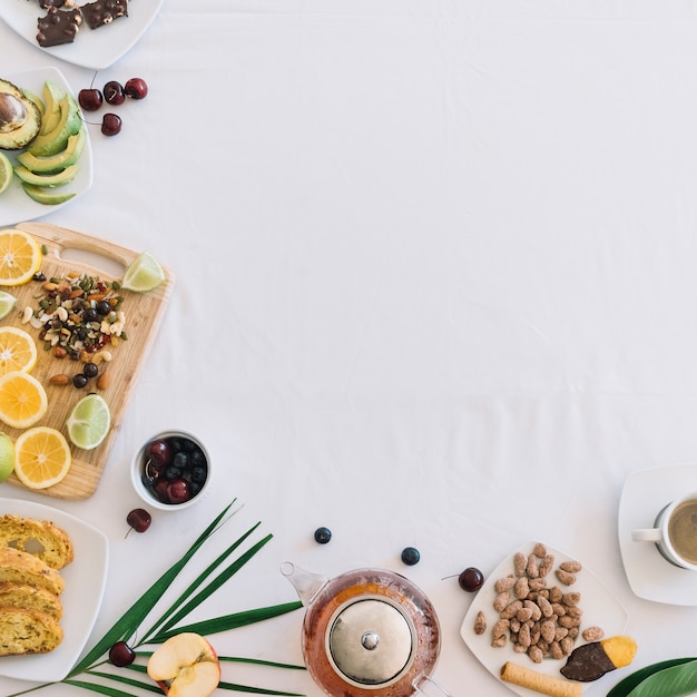 Una vista aérea de desayuno saludable sobre fondo blanco