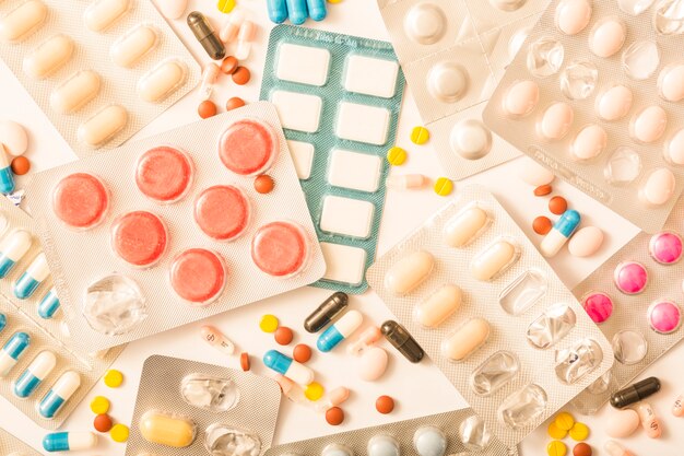 Vista aérea de diferentes píldoras paquete de ampolla