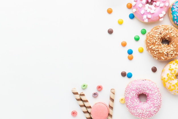 Foto gratuita vista aérea de donas y dulces