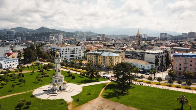 Vista aérea drone de Batumi, Georgia. Edificios antiguos y modernos, vegetación, carreteras, montañas.