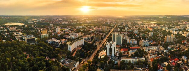 Vista aérea de drone del centro de Chisinau Vista panorámica de varias carreteras de edificios