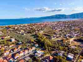 Foto gratuita vista aérea de drone de la ciudad y las montañas de asprovalta en halkidiki, grecia