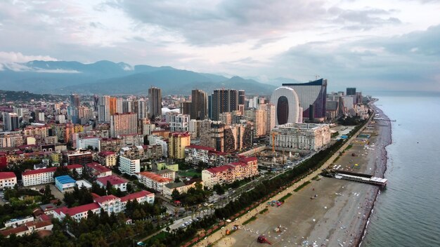 Vista aérea de drone de la costa en Batumi Georgia edificios del mar Negro vegetación montañas