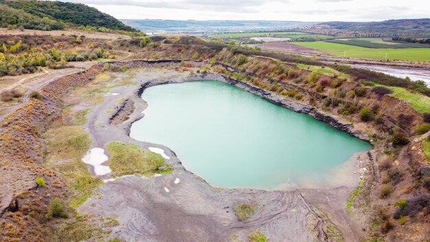 Vista aérea de drone de la naturaleza en Moldavia, lago con agua cian