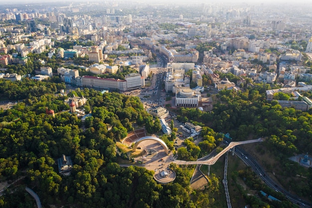 Vista aérea de drone del nuevo puente peatonal desde arriba