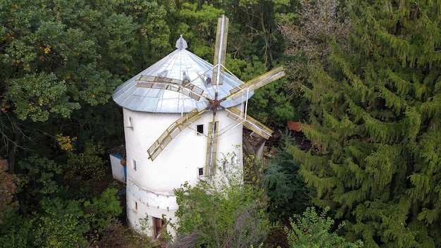 Foto gratuita vista aérea de drone de un viejo molino rodeado de árboles verdes en un bosque en moldavia