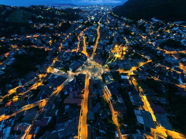 Vista aérea de drones de Brasov por la noche Rumania