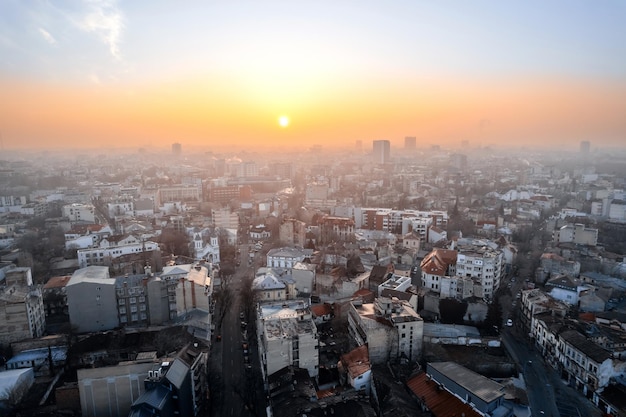 Foto gratuita vista aérea de drones de bucarest al atardecer rumania