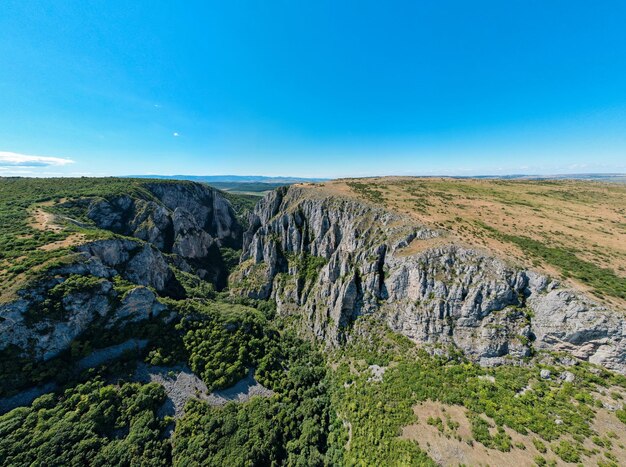 Vista aérea de drones de un cañón rocoso en Rumania