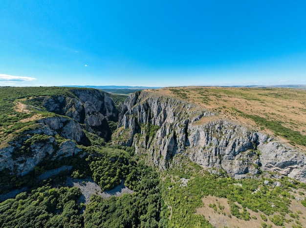 Vista aérea de drones de un cañón rocoso en Rumania