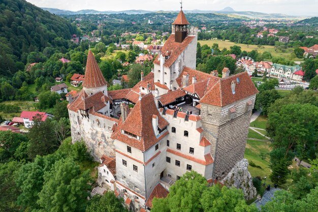 Vista aérea de drones del castillo de Bran en Rumania