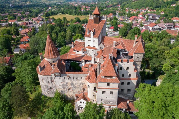 Vista aérea de drones del castillo de Bran en Rumania