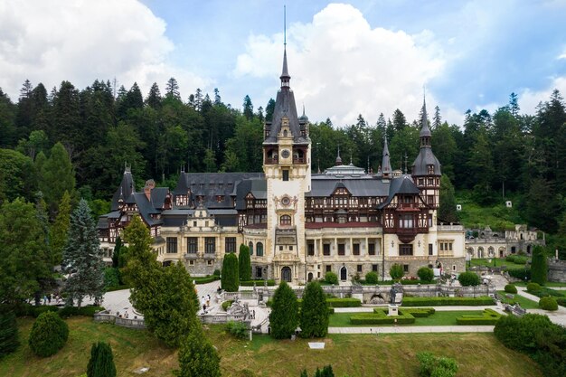 Vista aérea de drones del castillo de Peles en Rumania