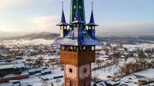 Vista aérea de drones del Cementerio Alegre en Sapanta en invierno Rumania