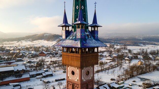 Vista aérea de drones del Cementerio Alegre en Sapanta en invierno Rumania