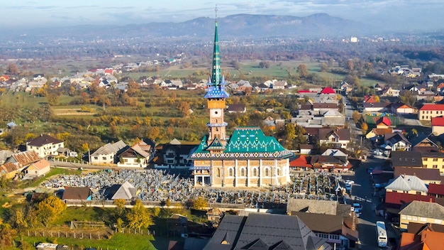 Vista aérea de drones del cementerio The Merry en Sapanta, Rumania