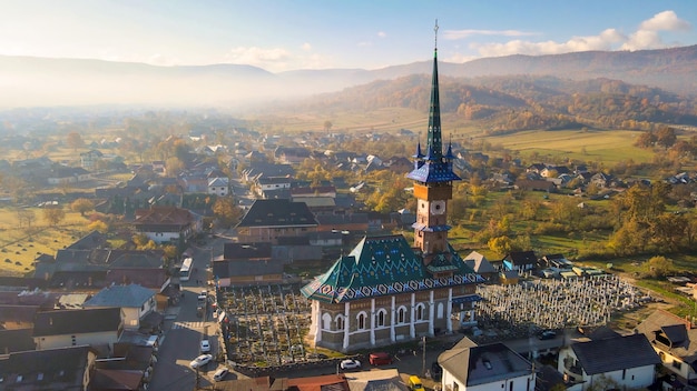 Vista aérea de drones del cementerio The Merry en Sapanta, Rumania