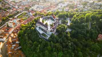 Foto gratuita vista aérea de drones del centro histórico de la ciudad de ljubljana eslovenia con el castillo de ljubljana