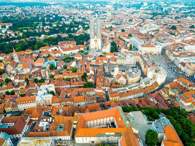 Foto gratuita vista aérea de drones del centro histórico de la ciudad de zagreb, croacia, con varios edificios antiguos