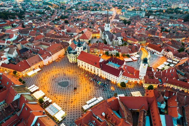 Vista aérea de drones del centro histórico de Sibiu al atardecer Rumania
