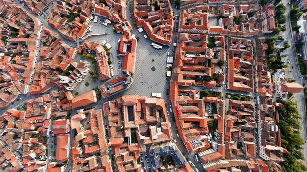 Vista aérea de drones del centro histórico de Sibiu Rumania