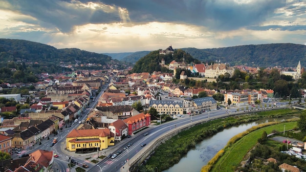 Vista aérea de drones del centro histórico de Sighisoara Rumania Calles de edificios antiguos