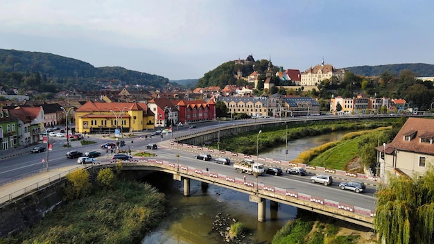 Vista aérea de drones del centro histórico de Sighisoara Rumania Calles de edificios antiguos