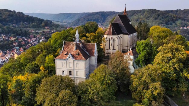 Vista aérea de drones del centro histórico de Sighisoara Rumania Iglesia en la colina