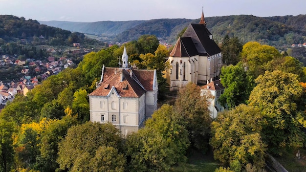 Vista aérea de drones del centro histórico de Sighisoara Rumania Iglesia en la colina