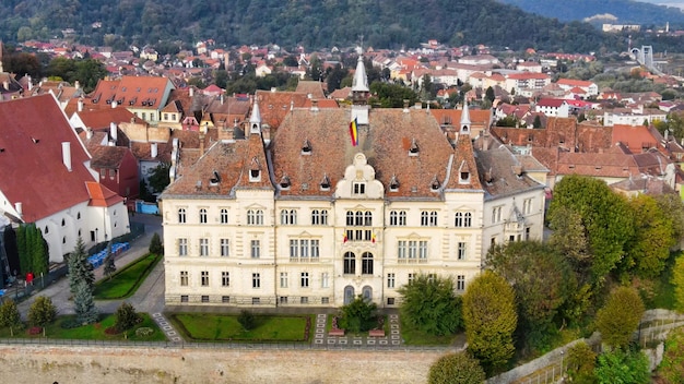 Vista aérea de drones del centro histórico de Sighisoara, Rumania