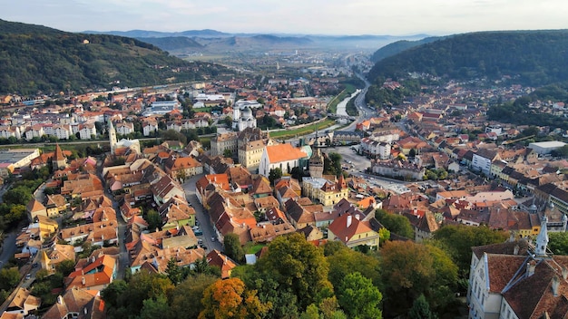 Vista aérea de drones del centro histórico de Sighisoara, Rumania