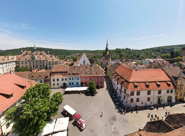 Vista aérea de drones del centro histórico de Sighisoara Rumania