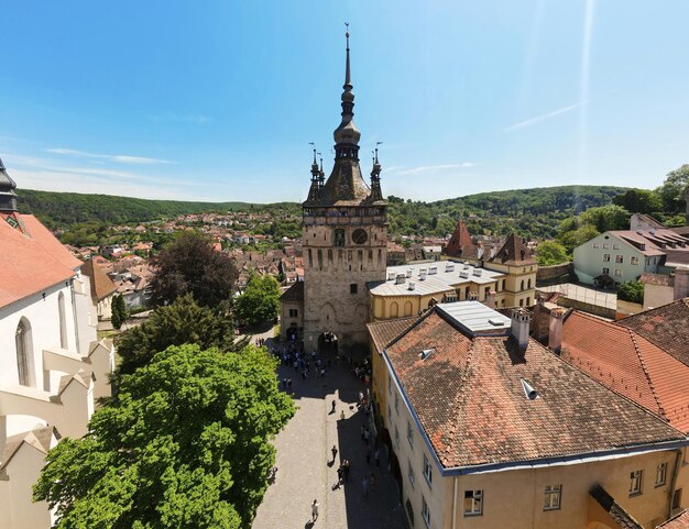 Vista aérea de drones del centro histórico de Sighisoara Rumania